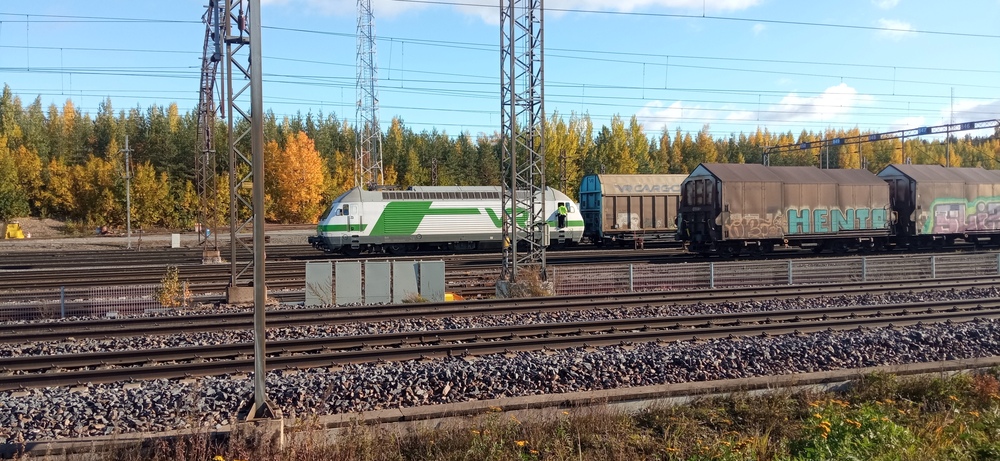Vuosaaren juna ja teräsvaunuja 4.10.2022
Sr2:ta irroitetaan Vuosaaren tavarajunan keulilta. Nyt kun Raahe-Hämeenlinna -teräskelajunakin kulkee lähes säännönmukaisesti Sr3-vedolla, ovat Vuosaaren tavarajunat harvoja junia, joissa näkee säännöllisesti Sr2:ta käytettävän tavaraliikenteessä.
Viereiset teräsvaunut lienevät matkalla Raahen terästehtaalta Toijalan teräsvarastolle.
Avainsanat: op_VR;jt_Tavarajuna;jt_Runkojuna;jt_Vaihtotyö;jyv_Sr2;jyv_Simn-t;jyv_Shimmn