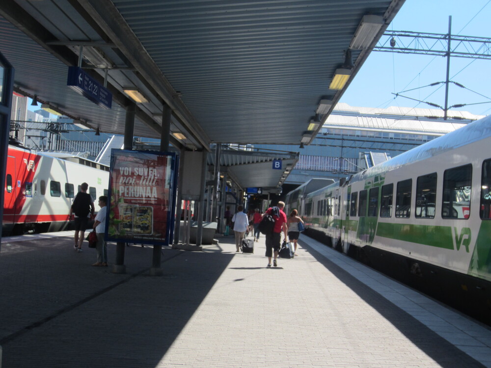Pasilan asema 1.8.2014
Reippaasti myöhässä ollut InterCity 6 sekä viimeinen punainen Sm3 Pasilassa.
Avainsanat: op_VR;jt_Matkustajajuna;jt_InterCity;jt_Pendolino;jyv_Sm3;jyv_Ex;jyv_Rx