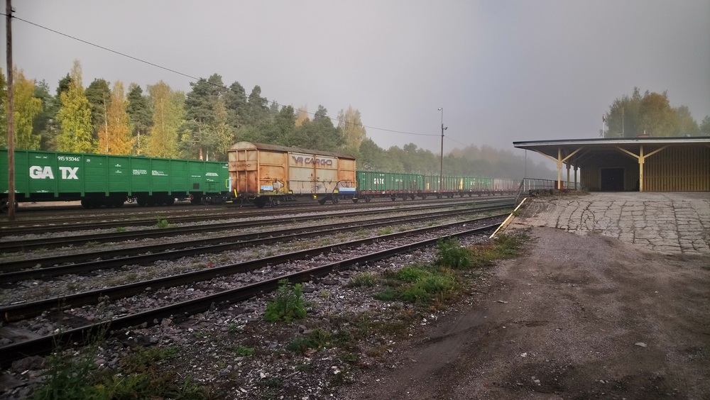 Imatrankosken tavara-asema
Sumuinen aamu Imatrankoskella. Ratapihalla oli kiitettävä määrä venäläisiä hakevaunuja, minkä lisäksi letka suomalaisia tavaravaunuja. Veikkaan, että kuvassa näkyvien Hkba-avovaunujen kohtaloksi oli tulla romutetuksi vähän matkan päässä sijaitsevalla romuttamolle. Gbln sen sijaan vaikuttaisi tuleen pelastetuksi, sillä hetkeä myöhemmin HVM:n Hr1 1009 noukki vaunun letkasta. Raskaan pikajunahöyryveturin näkeminen järjestelemässä tavaravaunuja oli erikoinen, joskin hupaisa näky.
Avainsanat: jyv_Voh;jyv_Gbln;jyv_Hkba;infra_tavara-asema