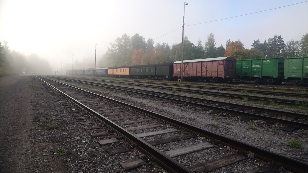 Höyryveturimatkojen vaunuja Imatrankoskella 28.9.2019
28.9.2019 kokeiltiin Pietari-Imatra -matkustajajunaa ja sen kunniaksi Höyryveturimatkatkin intoutui paikalle ajamaan Imatrankosken ja Immolan väliä. Veturi itse on juuri nyt vaihtotöissä, mutta vaunusto odottelee kuuliaisesti paikoillaan päivän ensimmäistä reissua sumun pikkuhiljaa hälvetessä ratapihalla.
Avainsanat: op_HVM;jyv_Gbl;jyv_Foek;jyv_Po;jyv_Ei_(puukori);jyv_Eik