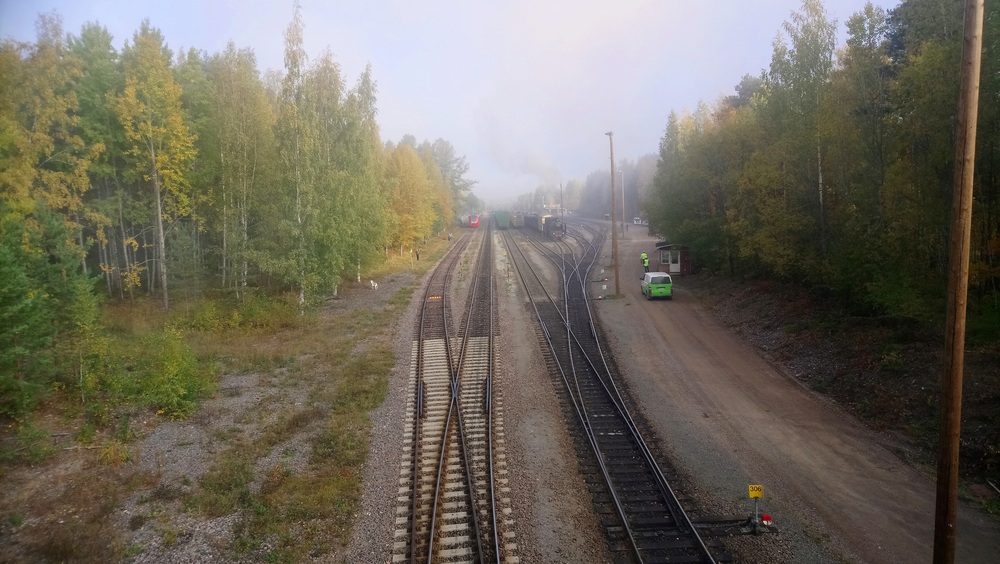 Imatrankoski 28.9.2019
Normaalisti tavaraliikenteen käyttöön pyhitetty Imatrankosken asema sai yhden päivän ajan nähdä henkilöliikennettä, eikä edes ihan tavallista sellaista - vasemmanpuoleisimmalle raiteelle on juuri saapunut ainutkertaiseksi jäänyt Pikajuna 901 Pietarista ja kuvassa keskemmällä näkyy Höyryveturimatkojen Hr1, joka ajelutti ihmisiä Imatrankosken ja Immolan välillä.
