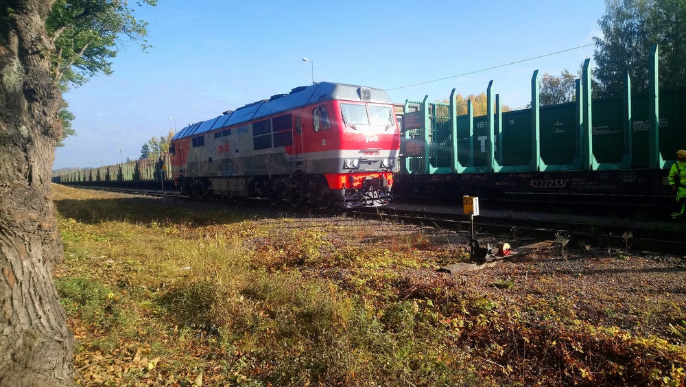 TEP70 Imatralla 28.9.2019
Venäläinen TEP70 dieselveturi on vetänyt Lastochka junan Viipurista Imatrankosken asemalle ja suorittaa nyt ympäriajon valmistautuakseen saman junan vetämiseen takaisin Viipuriin, josta matka jatkuu omin konein lankojen alla Pietariin.
Avainsanat: op_RZD;jt_Vaihtotyö;jt_Rajajuna