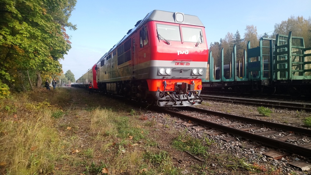 TEP70 ja Lastochka Imatralla 28.9.2019
Pikajuna 901/902 Pietari-Imatra-Pietari. Jos suunnitelmat olisivat toteutuneet, tästä yksittäiseksi junavuoroksi jäänestää junasta olisi voinut tulla säännöllinen ilmestys, mutta kuviota ensin sotki korona ja sen lopullisesti kaatoi Ukrainan sota. Sähköistetyllä Pietarin radalla Lastochka ajoi omin voimin, mutta Viipurin ja Imatran väli kuljettiin dieselveturin vetämänä.
Avainsanat: op_RZD;jt_Pikajuna_Venäläinen;jt_Rajajuna;jyv_Vop