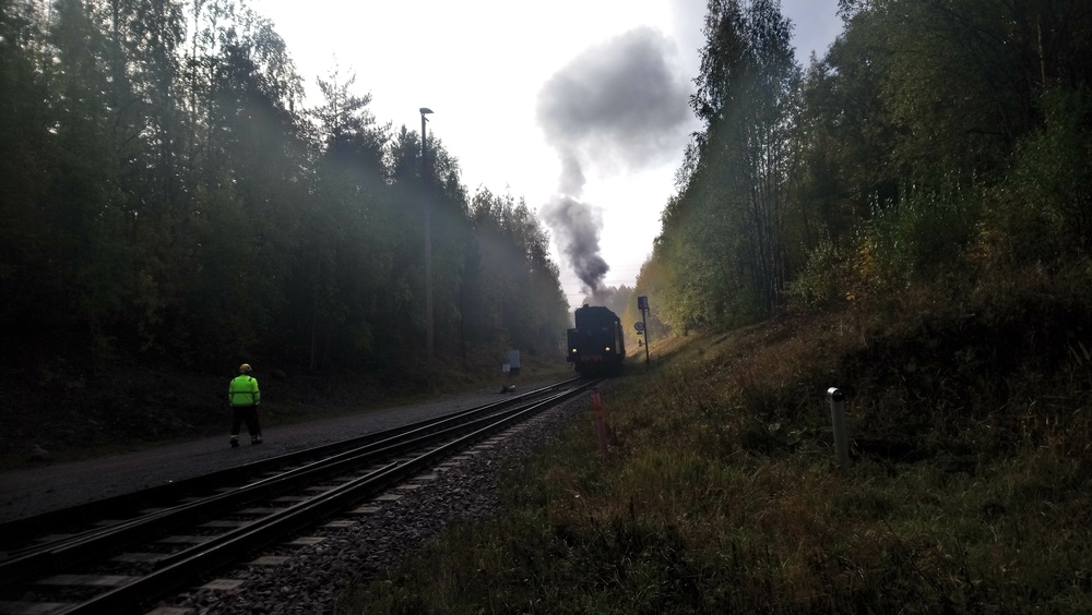 Hr1 1009 Imatrankoskella 28.9.2019
Höyryveturimatkojen Ukko-Pekka Hr1 1009 siirtää junansa raiteelta toiselle. Juna on juuri painettu Pelkolan puoleisen päävaihteen ylitse ja veturi päästelee höyryjä ulos ennen kuin kohta vetää junan toiselle raiteelle.
Avainsanat: op_HVM;jyv_Hr1;museoliikenne
