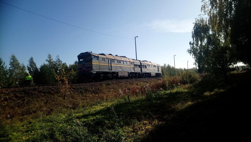 2TE116 Imatralla 28.9.2019
Sarjatunnusta 2TE116 totteleva kaksiosainen dieselveturi on juuri vetänyt tavarajunan rajan yli Imatralla ja vaihtaa nyt raidetta matkallaan noukkimaan Venäjälle suuntaavan letkan tavaravaunuja palatakseen niiden kanssa kotimaahansa.
Avainsanat: op_RZD;jt_Vaihtotyö;jt_Rajajuna