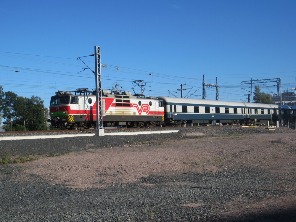 Pikajuna 263 Pasilassa 1.8.2014 #1
Kahdessa merkityksessä pitkä sininen pikajuna P 263 Helsingistä Kolariin on juuri lähtenyt Pasilan asemalta ja jarruttelee seuraavaksi Pasila Tavaraan, jossa junaan lisätään sen autovaunut. Juna on paitsi kokoonpanonsa puolesta kiitettävän pituinen, myös matkaltaan Suomen pisin junavuoro.
Avainsanat: op_VR;jt_Matkustajajuna;jt_Pikajuna;jt_Yöjuna;Juna_Aurora_Borealis_Express;jyv_Sr1;jyv_CEmt;Siniset_vaunut