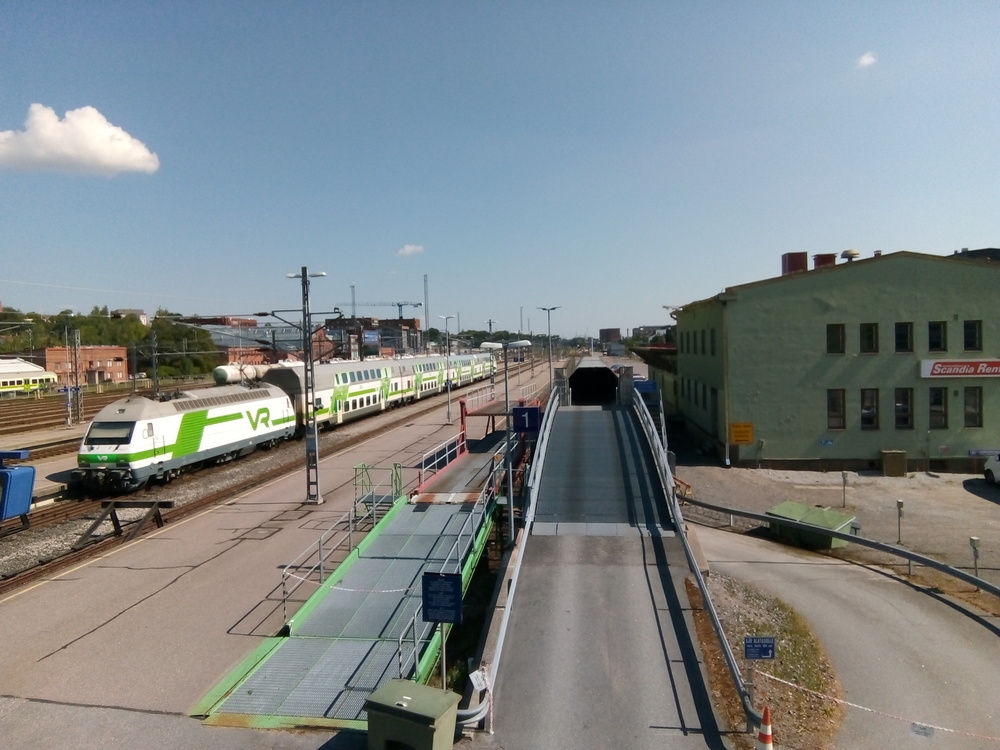 Turun autovaunujen kuormauspaikka 27.7.2018
Turun vanha, nyt jo edesmennyt autovaunujen kuormauspaikka. Autovaunujen kuormauspaikka on kuvan oton jälkeen muuttanut jo kahteen kertaan. Vasemmalla melko tyypillinen Turun henkilöjuna, eli Sr2 ja Edo-runko.
Avainsanat: op_VR;jt_Matkustajajuna;jt_InterCity;jyv_Sr2;jyv_Ed