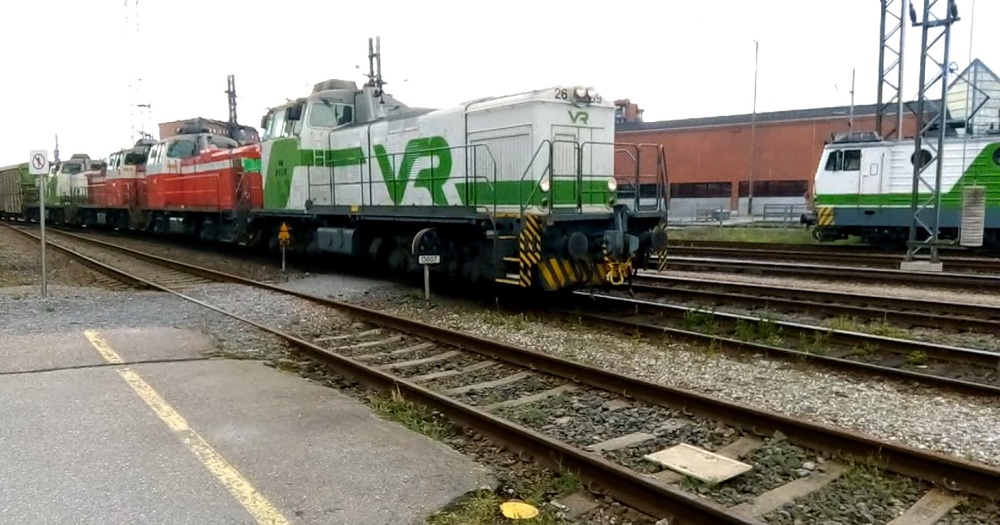 Happojuna saapuu veturinvaihdolle 27.7.2018
Uudenkaupungin radalla eletään viimeisiä vuosia dieselvedolla. 4 Dv12-veturin johdolla Uudenkaupungin happojuna saapuu Turkuun kahden Sr1:n odottaessa maltamattomina pääsyä ottamaan vetovastuu ja viemään juna Siilinjärvelle.
Avainsanat: op_VR;jt_Tavarajuna;jt_Asiakasjuna;jyv_Dv12;jyv_Sr1