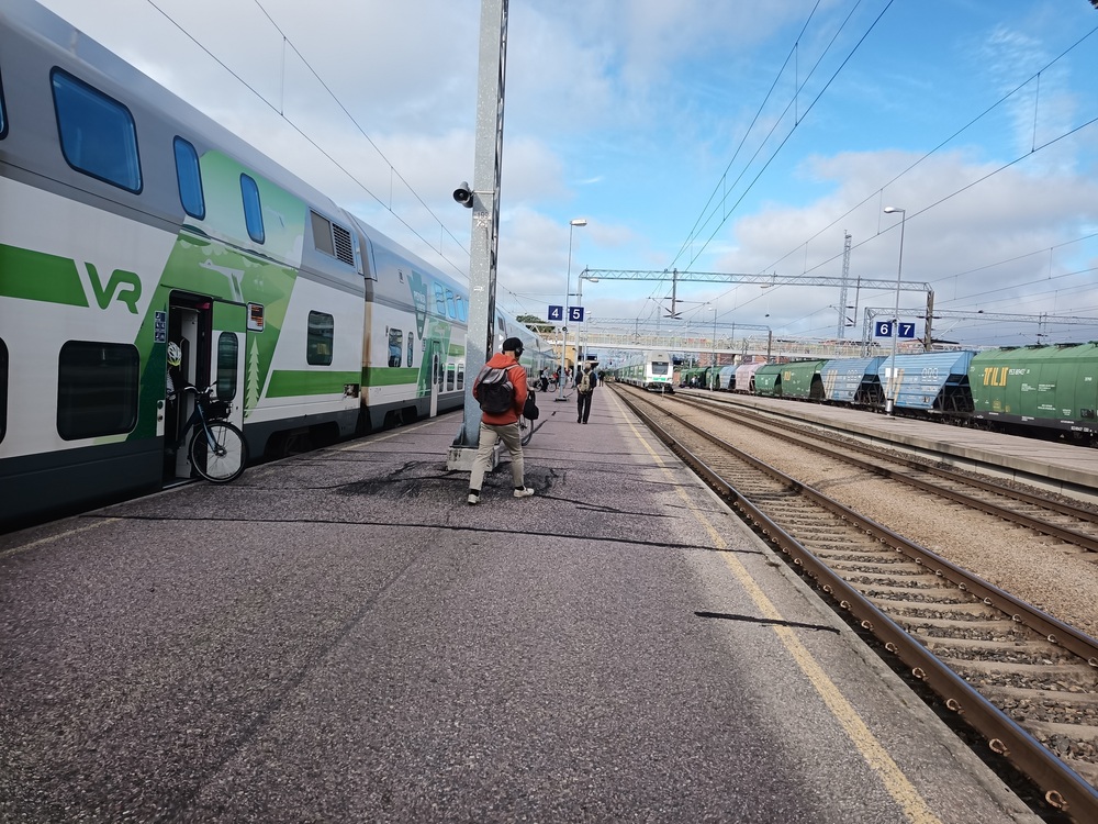 Turun Päärautatieasemaa 28.7.2020
InterCity-juna Helsingistä on saapunut raiteelle neljä, kun taas kutosraiteella pääkaupunkia kohden suuntaava IC on jo malttamattomana lähtökuopissa. Oikealla näkyy samana aamuna Riihimäeltä (ja aiemmin Venäjältä) saapunut viljajuna.
Avainsanat: op_VR;jt_Matkustajajuna;jt_InterCity;jyv_Edo;jyv_Edb;jyv_Vtad