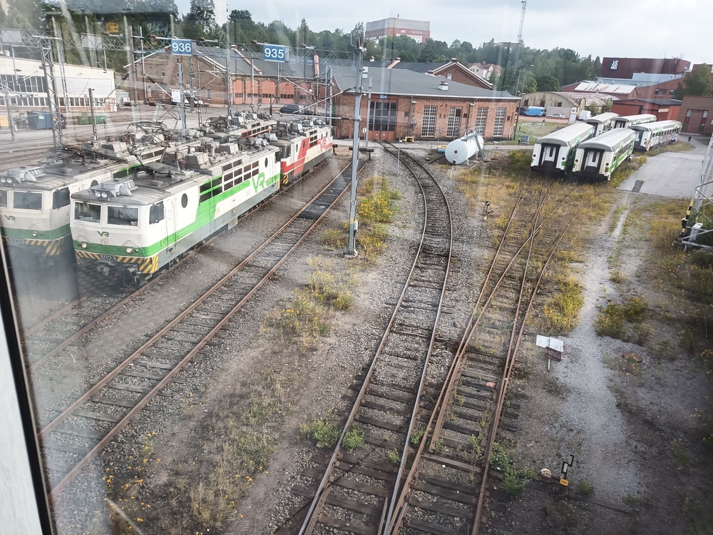 Turun varikolla 28.7.2020
Sr1-vetureita seisoo Turun varikolla odottamassa seuraavia työtehtäviä, eli luultavasti tavarajunien vetämisiä Tampereen suuntaan. Ex/Expt-vaunujen tulevaisuus ei näytä yhtä valoisalta, eli seuraavaa työtehtävää tuskin tulee. Nämä vaunut lienevät samoja, joita hiukan kohua herättäen romutettiin vuosina 2020-2021.
Avainsanat: op_VR;jyv_Sr1;jyv_Ex;jyv_Expt