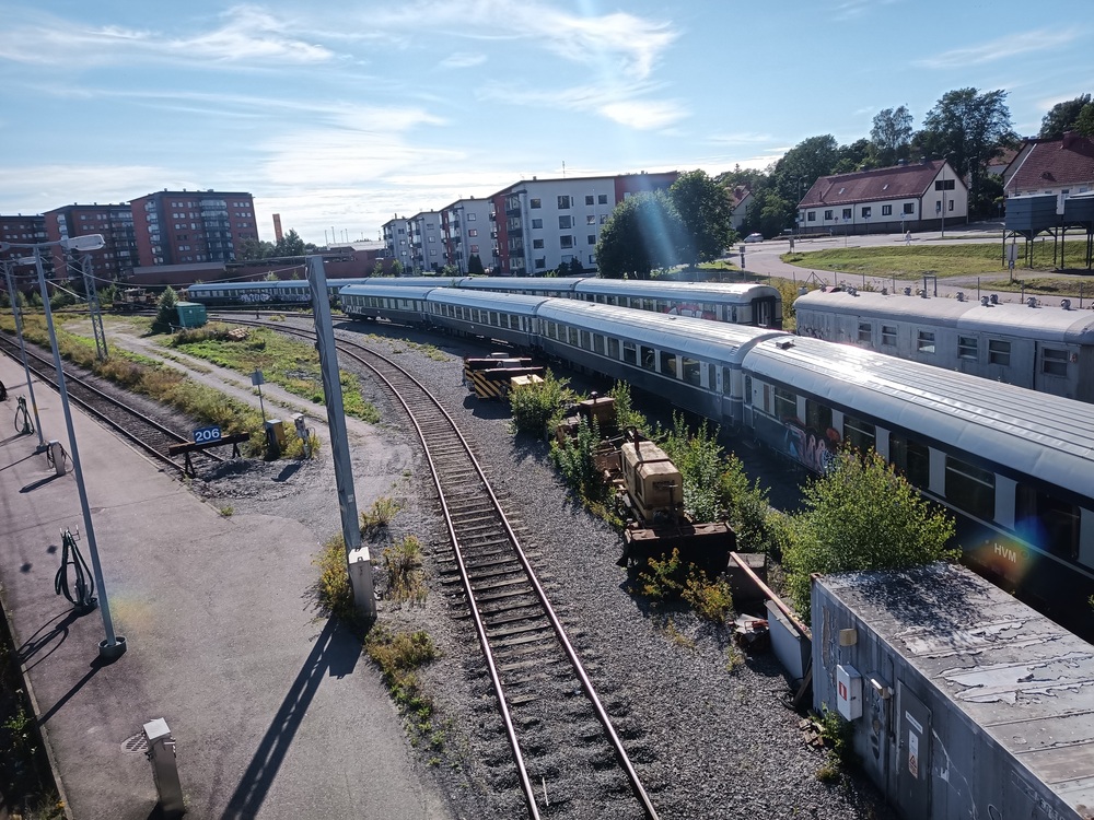 Turun varikon vaunustoa 28.7.2020
Sinisiä vaunuja ynnä yksi puukorinen (virkatarvevaunu) Turun varikolla. Nämä raiteet on sittemmin purettu varikon muutettua Heikkilään ja vaunutkin lienevät romuna. Paitsi ehkä tuo HVM:n vaunu.
Avainsanat: op_VR;op_HVM;jyv_EFit;jyv_Ei;jyv_Ein;jyv_BT;siniset_vaunut