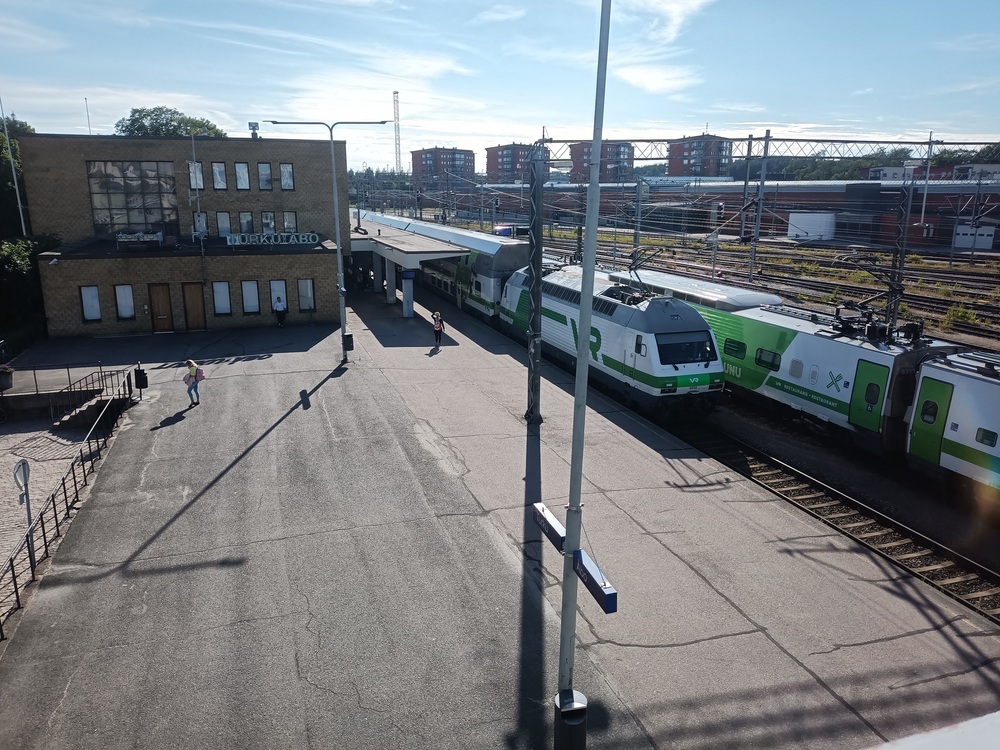 Turun päärautatieasema 28.7.2020
InterCity ja Pendolino Turun päärautatieaseman edessä heinäkuussa 2020. Tämäkin on jo jäänyt historiaan Turun päärautatieaseman muutettua pykälän verran Logomon edustalle ja vanhan asemarakennuksen jäätyä pois käytöstä.
Avainsanat: op_VR;jt_Matkustajajuna;jt_InterCity;jt_Pendolino;jyv_Sr2;jyv_Sm3;jyv_Edfs;infra_asemarakennus