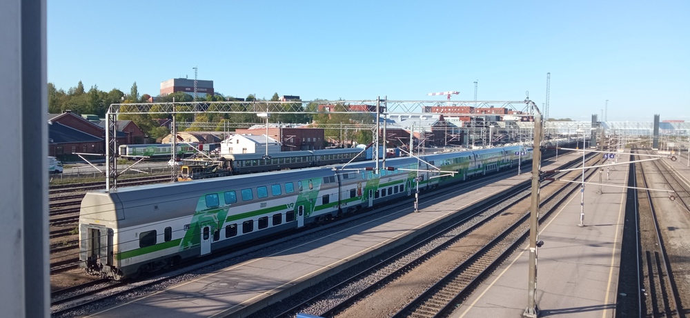 Vaihtotöitä Turun asemalla 23.5.2022
Sr2 on aloittanut IC-junan 933 kokoamisen siirtämällä letkan IC-vaunuja raiteelle 008. Seuraavaksi päivystäjä, joka juuri nyt on noutamassa autovaunua, käy noukkimassa makuuvaunut ja lisää koko komeuden rungon perään.
Avainsanat: op_VR;jt_Vaihtotyö;jyv_Ed;jyv_Eds;jyv_ERd