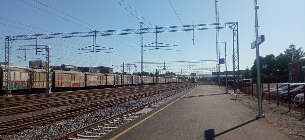 Turun ratapihaa 12.6.2023
Uudenkaupungin happojuna ja yksittäinen kaksikerrosvaunu muutoin tyhjälä ratapihalla.
Avainsanat: op_VR;jt_Tavarajuna;jt_Asiakasjuna;jyv_Gbln-t