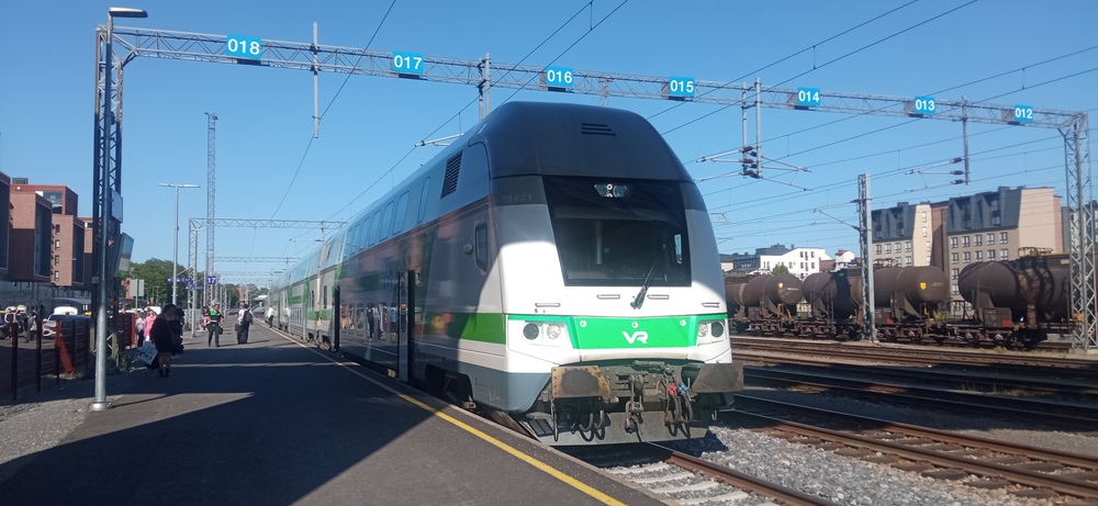 Juna satamaan Turussa 12.6.2023
InterCity-juna Tampereelta Turun satamaan suorittaa viimeistä, varsin pitkää ja varsin lyhyellä etäisyydeltä määränpäästä olevaa välipysähdystään Turun päärautatieasemalla.
Avainsanat: op_VR;jt_Matkustajajuna;jt_InterCity;jt_Tavarajuna;jt_Asiakasjuna;jyv_Edo;jyv_Zan-v