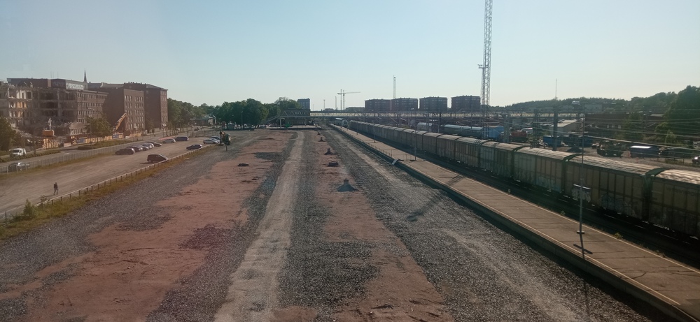 Tässä taisi vielä viime vuonna olla asema...
Turun päärautatieasemalla on työsuhde sanottu kaikkien laituriraiteiden lukuunottamatta raiteita 7 ja 17 osalta irti. Myös laituriton ykkösraide sai luvan lähteä. IC-juna seisoo aseman edessä raiteella 7 ja Uusikaupunki-Siilinjärvi -rahti suorittaa miehistönvaihtoa. Paikalle on alkamassa Turun uuden päärautatieaseman rakennustyöt.
Avainsanat: op_VR;jt_Tavarajuna;jt_Asiakasjuna;jyv_Gbln-t;työmaa