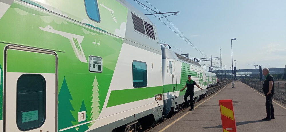 IC-juna saa veturin.
Sr2:ta kiinnitetään IC 909:n keulille. Taustalla Dv12 häärii päivystäjänä junan IC 904 tuomien makuuvaunujen kimpussa.
Avainsanat: op_VR;jt_Matkustajajuna;jt_InterCity;jt_Vaihtotyö;jyv_Sr2;jyv_Ed