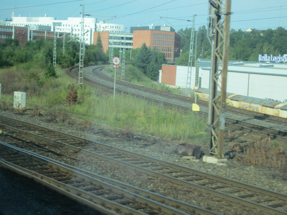 Tampereen kolmioraide
Tampereen kolmioraiteen eteläkäki. Läntinen sivu jatkoo vasemmalle kohti Tampereen asemaa, kun taas eteläinen sivu kaartaa kuvassa oikealle kohti Järvensivun vaihteita. Kuvassa oikealla näkyy Viinikan terminaalia.
