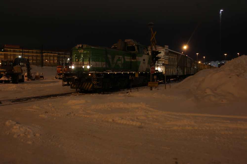 Päivystäjä Viinikan montussa 23.2.2022
Päivystäjä vaihtaa vaunuja Searailin terminaalilla Tampereen Viinikassa.
Avainsanat: op_VR;jt_Vaihtotyö;jyv_Dr14;jyv_Gbln-t;päivystäjä_Tampere