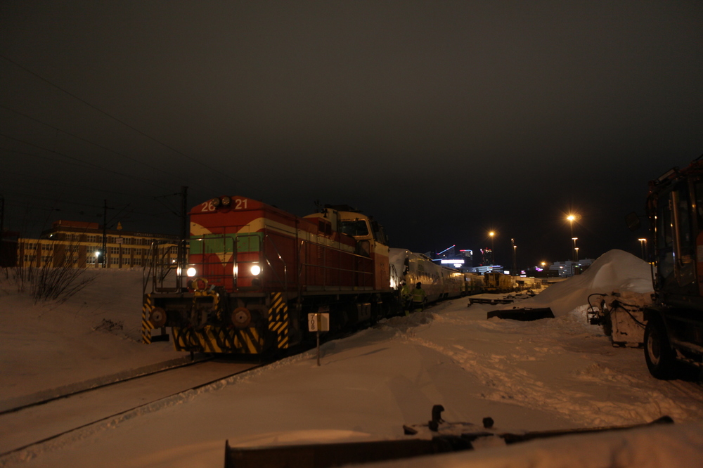 Pendolinonraato lähdössä Tampereelta 23.2.2022
Toista kahdesta Tampereen aseman vaihtotyöonnettomuudessa 12.12.2021 vaurioituneista Sm3-rungoista valmistellaan lähtöön Tampereelta kohti Hyvinkään konepajaa. Molempien runkojen vaurioituneet ohjausvaunut olivat lähteneet jo aiemmin lavettikyydillä.
Avainsanat: op_VR;jt_Virkatarvejuna_Matkustajaliikenne;jt_Vaihtotyö;jyv_Dv12;jyv_Sm3;onettomuus_Tampere2021