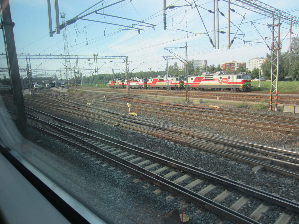 Riihimäen asema junan ikkunasta
Riihimäen asema nähtynä juuri Helsinkiä kohti lähteneen InterCity-junan yläkerrasta. Neljä Sr1-veturia odottelee seuraavia töitään.
Avainsanat: op_VR;jyv_Sr1