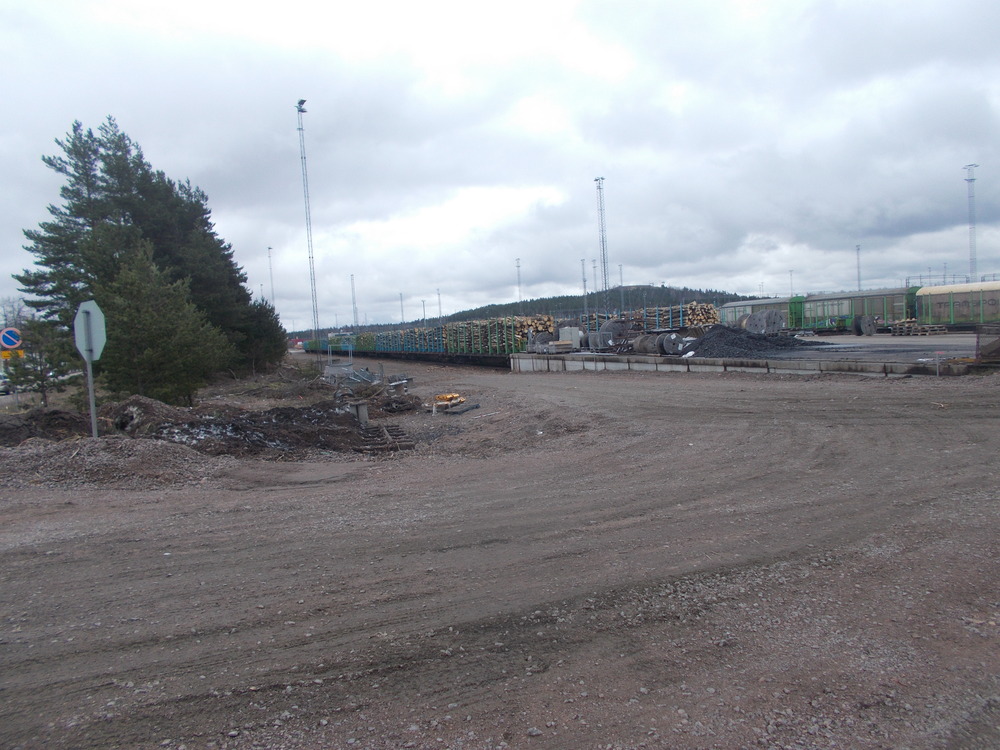 Kouvola Lajittelun kuormausraiteet 25.4.2018
Kouvolassa kelpaa kuormata, kun on kunnon kuormauslaiturikin.
Avainsanat: op_VR;jyv_Sp;jyv_Sps