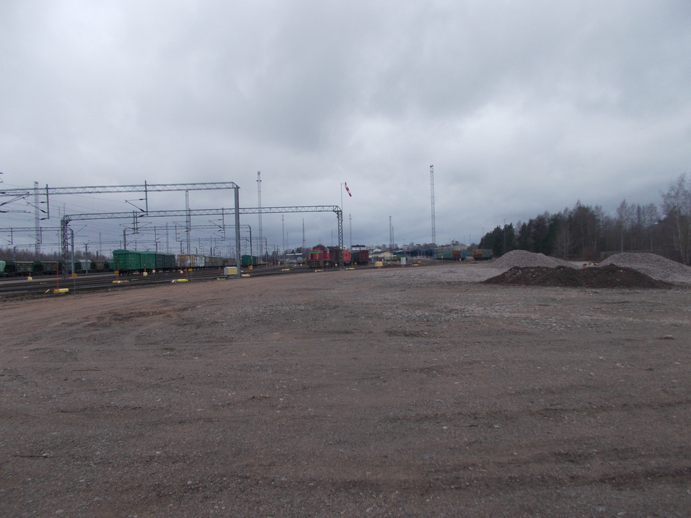 Kouvolan lajitteluratapihan pohjoislaitaa 25.4.2018
Dr14 1855 noutaa idänliikenteen konttivaunuja. Raakapuuvaunuja kuormataan. Vasemmalla oleva Kotkaan lähtevä juna on saatu koottua valmiiksi ja odottaa veturiaan. Siilovaunuja oli ratapihalla melkoisesti.
Avainsanat: op_VR;jt_Vaihtotyö;jyv_Dr14;jyv_Vofa;jyv_Vgk;jyv_Hkba;jyv_Sp;jyv_Sps;jyv_Gbln;jyv_Gbls;jyv_Vtad;päivystäjä_Kouvola