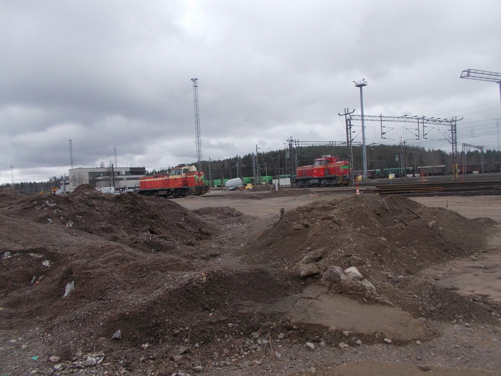 Dieselvetureita Kouvolan ratapihalla 25.4.2018
Dr14 1855 ja työskentelee ja Dv12 2739 katselee. Aikana, jona vaihtoveturit olivat punaisia ja kyrilliset aakkoset valtavirtaa, ainakin tavaravaunujen kyljissä.
Avainsanat: op_VR;jt_Vaihtotyö;jyv_Dr14;jyv_Dv12;päivystäjä_Kouvola