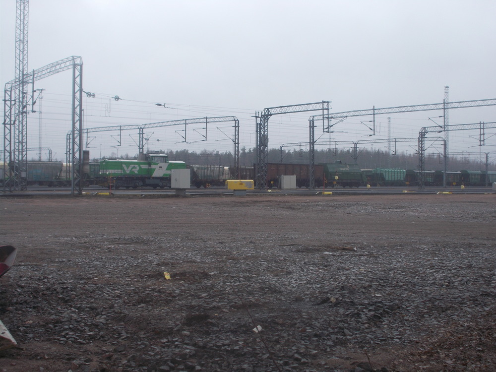 Päivystäjä Kouvolan ratapihalla 25.4.2018
Dr14 on noukkinut kaksi, ilmeisesti Valkeakoskelle matkalla ollutta venäläistä vaunua sivuraiteelta Kouvola lajittelussa.
Avainsanat: op_VR;jyv_Vaihtotyö;jt_Dr14;jt_Hkba;jt_Vok;jt_Vntl;jt_Vtad;päivystäjä_Kouvola