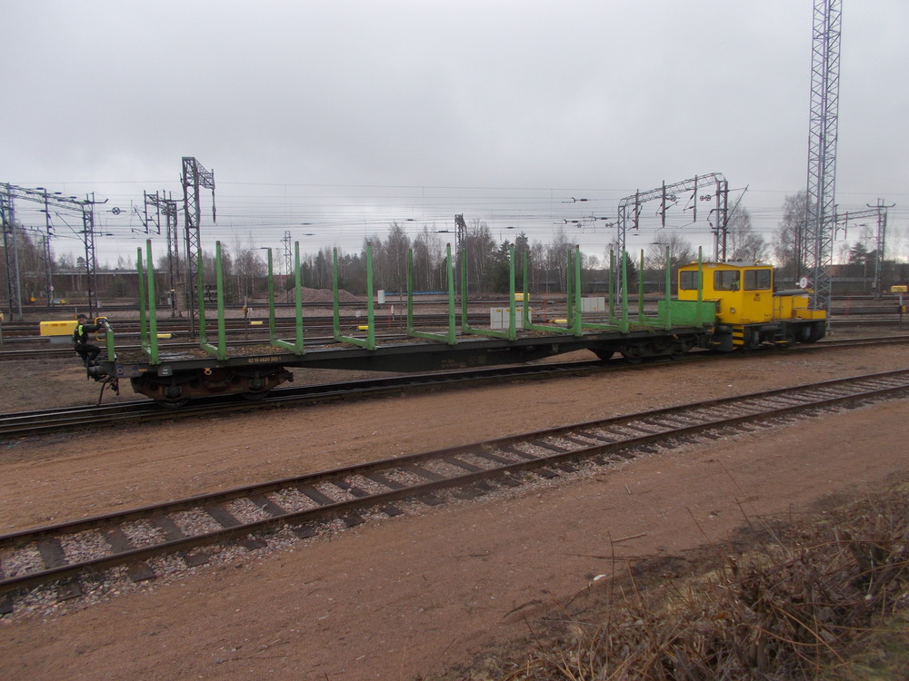 Tve5 Kouvolan tavaravaunukorjaamolla 25.4.2018
Tve5 on sivuttaisine kumipyörineen varsin erikoinen kapistus, joskin harvemmin noita kumipyöriä tunnutaan käytettävän. Teoriassahan ne mahdollistavat raiteelta toiselle sivuttain liikkumisen käymättä vaihteella kääntymässä. Vaunut toki olisi joka tapauksssa kierrätettävä vaihteen kautta, kuten tässäkin tehdään, haavoittuneen Sps-raakapuuvaunun matkatessa luovutusraiteelta tavaravaunukorjaamon halliin.
Viime aikoina Kouvolan korjaamolla on tunnuttu tehtävän vaihtotyöt pääosin Tve4:llä ja Tve5 on saanut tyytyä seisomaan pihalla.
Avainsanat: op_VR;jt_Vaihtotyö;jyv_Tve5;jyv_Sps