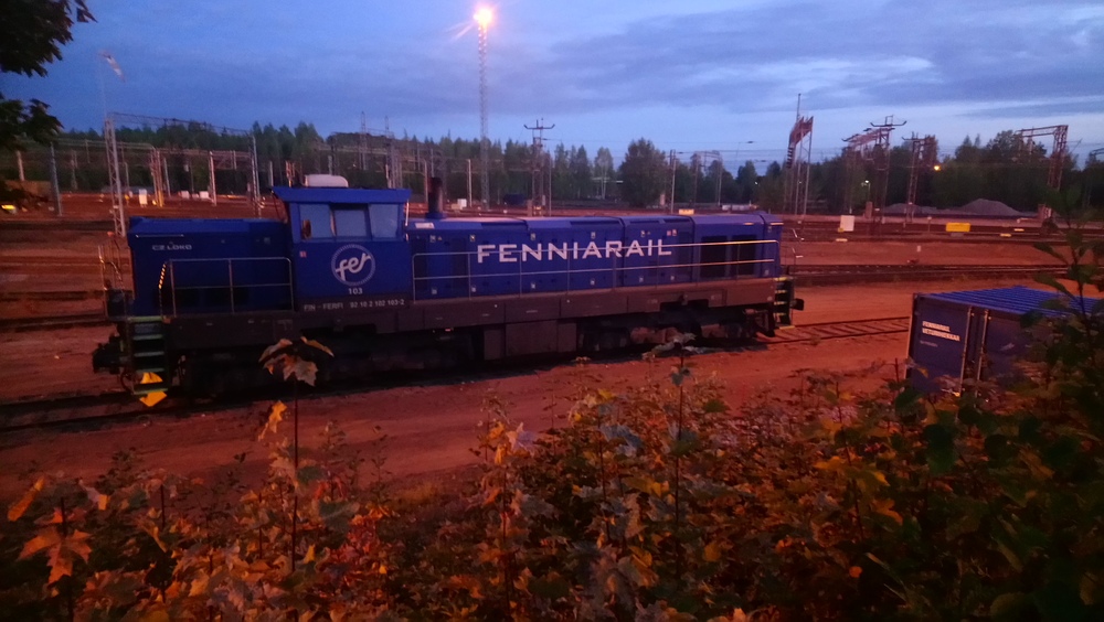Dr18 Kouvolassa 28.9.2019
Fenniarailin nuorehko Dr18 numero 103 on jätetty nukkumaan lauantain ja sunnuntain välinen yö Kouvolan tavaravaunukorjaamon pihaan.
Avainsanat: op_Fenniarail;jyv_Dr18