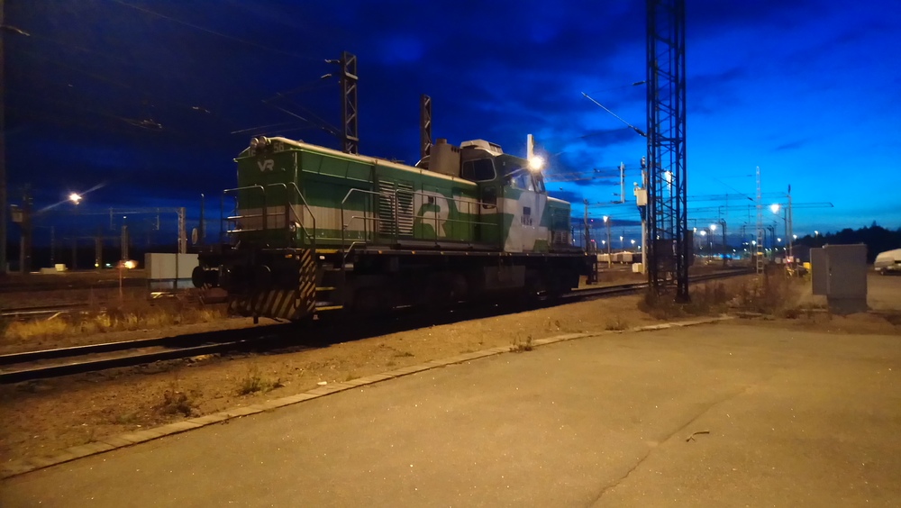 Dr14 1856 Kouvolassa 28.9.2019
Dr14 -sarjan veturi numero 1856 on saanut tältä illalta työnsä päätökseen ja viettää ansaittua lepoaan viikonloppuhiljaisella Kouvolan lajitteluratapihalla.
Avainsanat: op_VR;jyv_Dr14