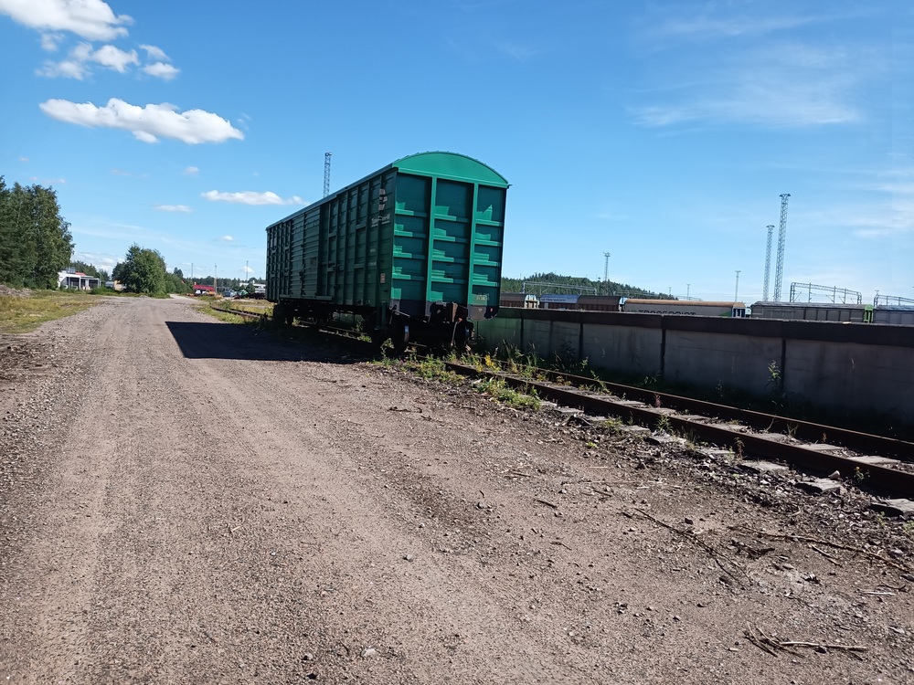 Vgk Kouvolan kuormausalueella 27.7.2020
Tällaisilla Vgk-umpivaunuilla tuotiin Venäjältä yhden vaunun erissä vaikka mitä vuoteen 2022 asti. Yleensä vaunut tosin purettiin himpun verran idempänä, Kouvolan logistiikkakeskuksen alueella, mutta tämä yksilö oli päätynyt Lajittelun pohjoisreunan lastauslaiturille.
Avainsanat: jyv_Vgk
