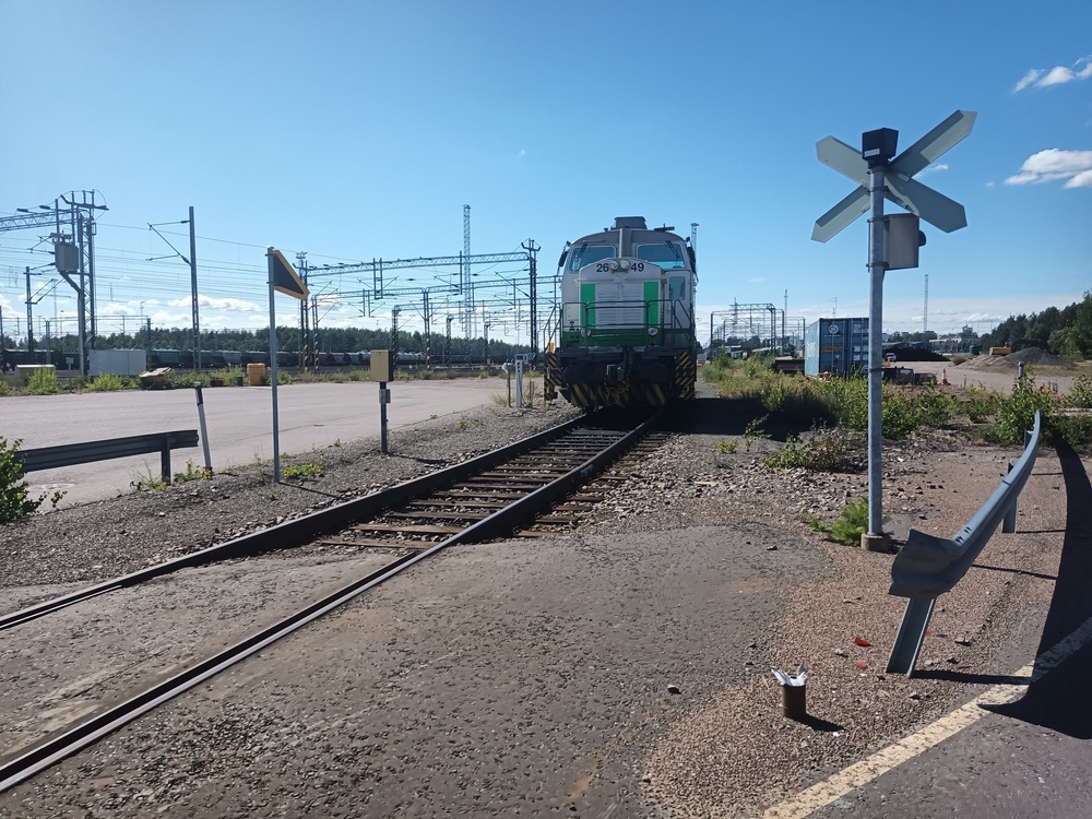 Dv12 2649 Kouvolassa 27.7.2020
Dv12-sarjan dieseli viettää siestaa Kouvolan lajitteluratapihalla. Dv12-sarjalaisia on useammankin kerran tullut nähtyä näillä paikkein seisoskelemassa, mutta harvemmin käytössä, vaihtotyöt tunnutaan käytännössä aina hoitavan Dr14:llä.
Eräs ratapihatyöntekijä totesi taannoin, että Dv12:lla "ei tee laskumäessä käytännössä mitään".
Avainsanat: op_VR;jyv_Dv12