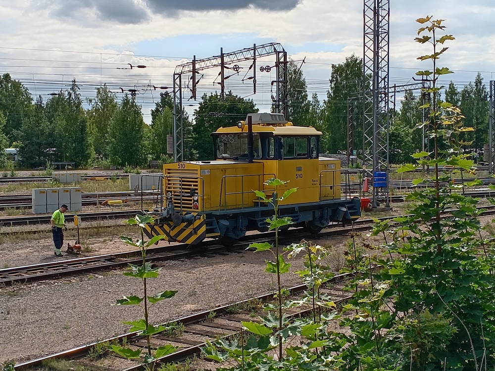 Tavaravaunukorjaamon Tve4 7.8.2024
Tavaravaunukorjaamon vaihtoveturina toimiva Tve4 numero 510 vaihtaa raidetta Kouvolan tavaravaunukorjaamolla. Korjaamon vaihteet ovat käsikääntöisiä, eli jonkun on ihan fyysisesti noustava veturista kääntämään vaihde, ennen kuin matka pääsee jatkumaan.
Avainsanat: op_VR;jt_Vaihtotyö;jyv_Tve4
