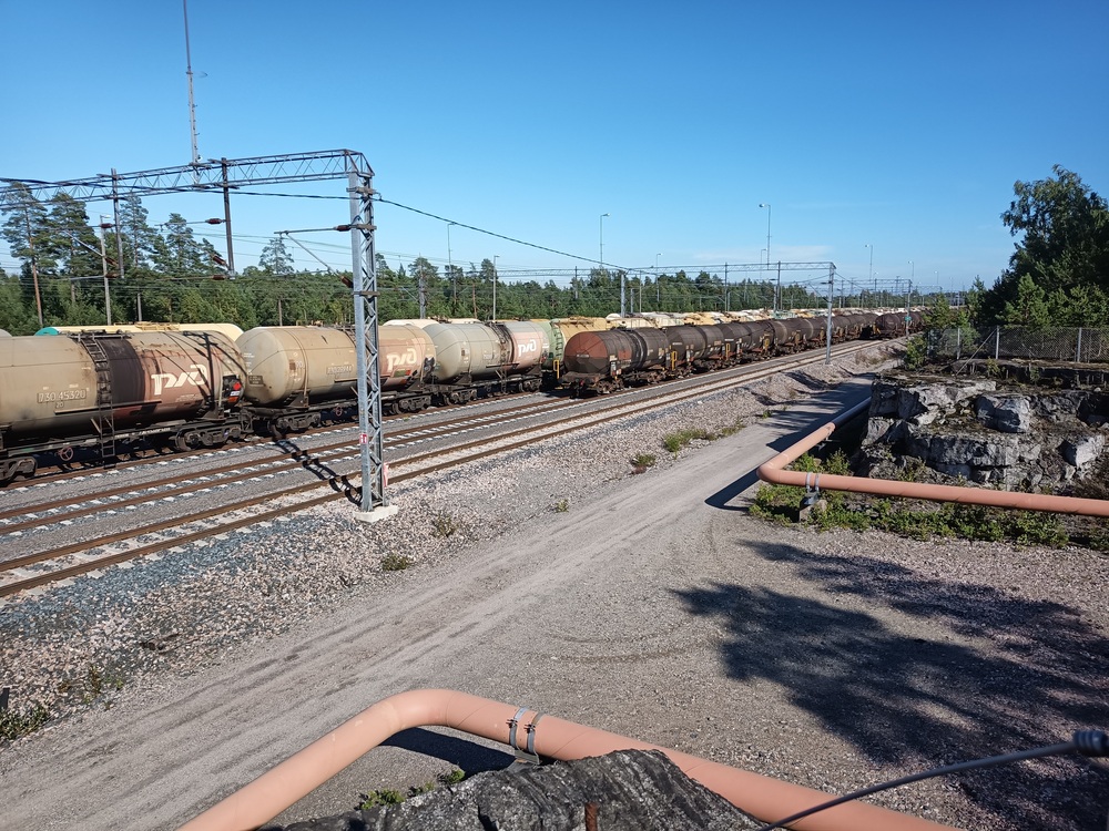 Vaunuja Sköldvikin ratapihalla
Kotimaisia ja ulkomaisia vaunuja Skölvikin ratapihalla 3.8.2020. Sköldvikin liikenne koostui tuohon aikaan vielä pitkälti Venäjältä tulevista öljyjunista. Venäjän liikenne loppui noin kaksi vuotta kuvan ottamisen jälkeen, mikä tarkoitti merkittävää romahdusta Sköldvikin junamäärissä.
Avainsanat: jyv_Vgobo;jyv_Soek