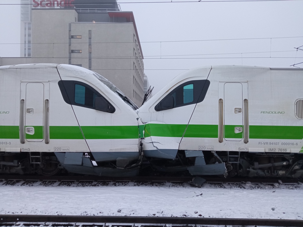 Tampereen vaihtotyöonnettomuus 12.12.2021
Joulukuisena aamuna 2021 junamiehistön epäselvyys, siitä, mitä runkoa oli tarkoitus lähteä siirtämään johti siihen, että yksi Sm3-runko rysähti päin toista Tampereen asemalla. Henkilövahinkoja ei syntynyt.
Tästä tilanteesta syntyi meemi "Voitasko olla kaks pendolinoa ja pussailla Tampereen asemalla?"
Avainsanat: op_VR;jyv_Sm3;onnettomuus;onnettomuus_Tampere2021