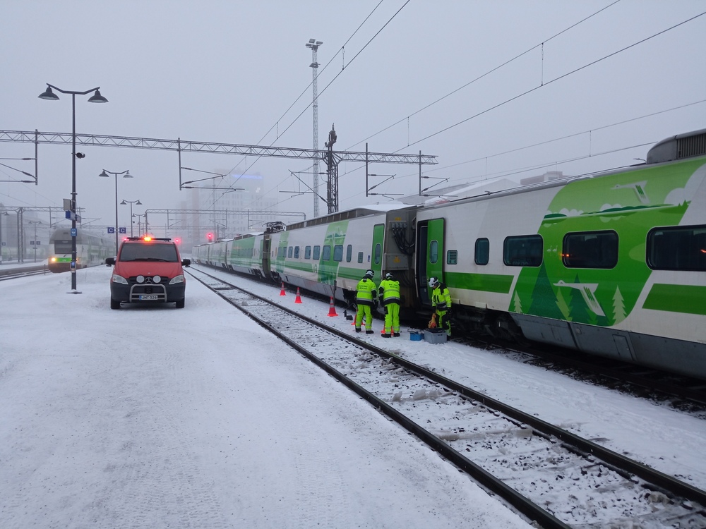Vaurioitunut Sm3-runko Tampereella 12.12.2021
Sm3 7013, toinen kahdesta Tampereen vaihtotyöonnettomuudessa vaurioituneista rungoista.
Avainsanat: op_VR;jyv_Sm3;onnettomuus;onnettomuus_Tampere2021