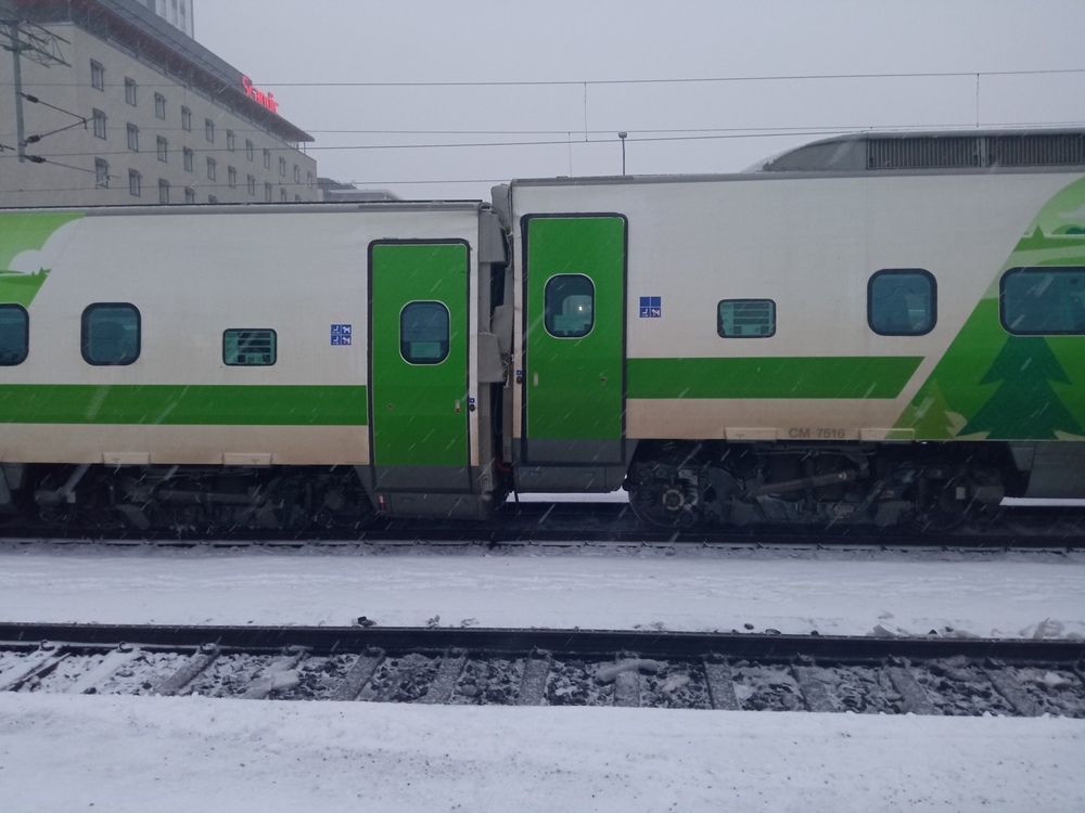 Korkeuseroa
Normaalisti kahden Sm3-runkoon kuuluvan vaunun välin ei kuulu näyttää tältä. Tampereen vaihtotyöonnettomuuden jälkeen moni asia oli kuitenkin aivan eri näköinen, kuin mitä piti.
Avainsanat: op_VR;jyv_Sm3;onnettomuus;onnettomuus_Tampere2021