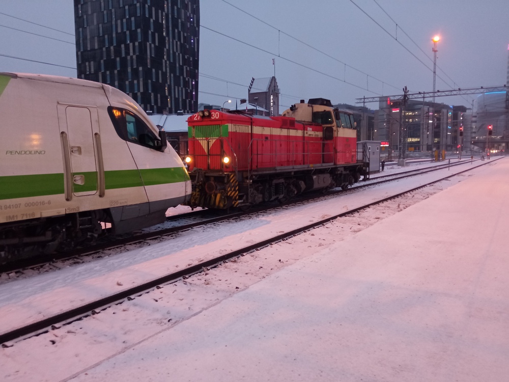 Tampereen vaihtotyöonnettomuuden raivausta 12.12.2021
Dv12 2730 on saapunut nykäisemään vaurioituneet pendolinorungot irti toisistaan.
Avainsanat: op_VR;jyv_Dv12;jyv_Sm3;onnettomuus;onnettomuus_Tampere2021