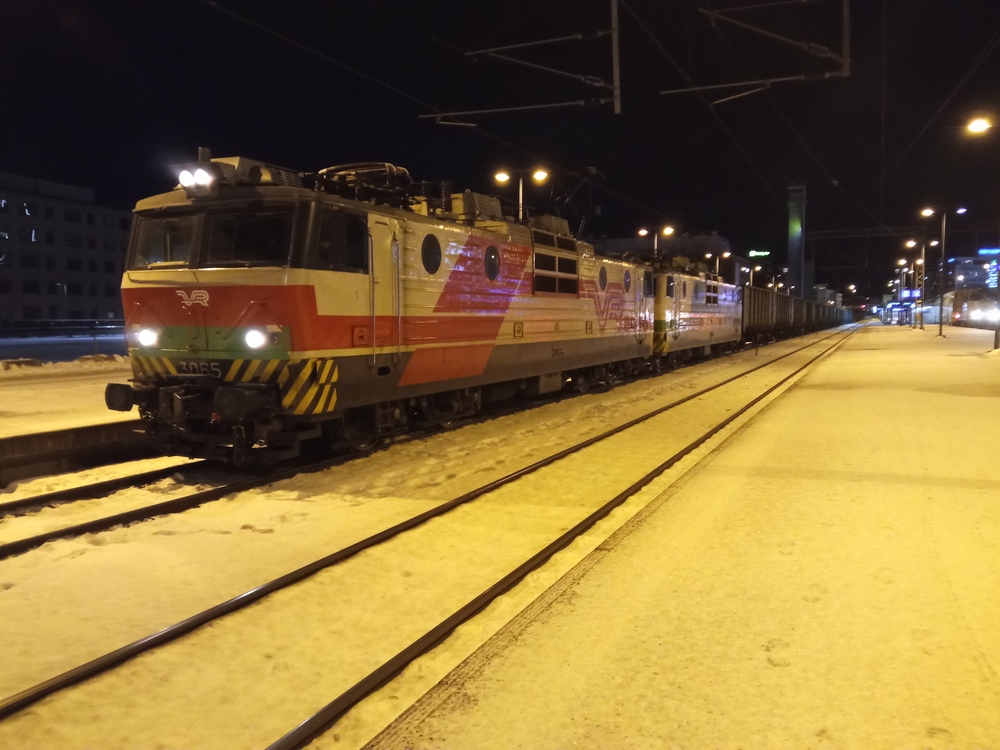 Hiilijuna Tampereella 16.1.2022
Tavarajuna 2055 Tahkoluodosta Riihimäelle palauttaa Tahkoluodon satamaan Uralilta hiiltä toimittaneita vaunuja takaisin Venäjälle.
Avainsanat: op_VR;jt_Tavarajuna;jt_Asiakasjuna;jyv_Sr1;jyv_Vok