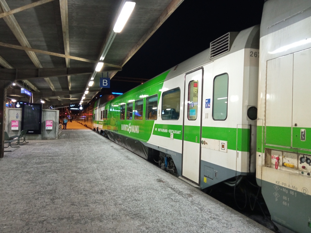 Rx-ravintolavaunu Tampereella 16.1.2022
Yksikerroksiset IC-vaunut ovat käyneet harvinaisuudeksi, lukuuottamatta Rx-ravintolavaunuja, jotka ovat edelleen vakiokalustoa yöjunissa.
Avainsanat: op_VR;jt_Matkustajajuna;jt_InterCity;jt_Yöjuna;jyv_Rx