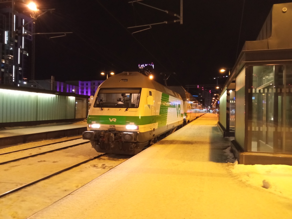 IC 265 Tampereella 16.1.2022
Autovaunut on lisätty ja kuljettaja vaihdettu ja nyt Kemijärven yöjuna odottelee matkan jatkumista Tampereelta.
Avainsanat: op_VR;jt_Matkustajajuna;jt_InterCity;jt_Yöjuna;jyv_Sr2