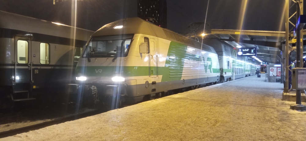 Iltamyöhän InterCity Tampereella 16.11.2023
InterCity -juna Poriin tekee lähtöä Tampereen asemalta marraskuisena iltana.
Avainsanat: op_VR;jt_Matkustajajuna;jt_InterCity;jyv_Sr2;jyv_Edfs;jyv_CEmt