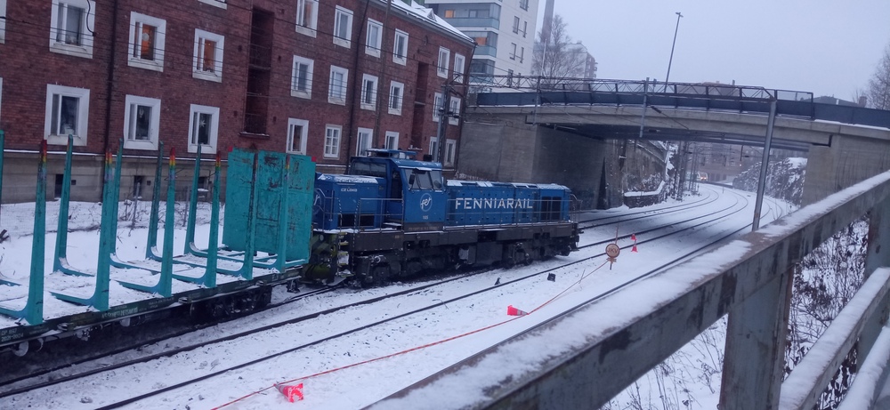Tampereen onnettomuus 1.12.2023 #1
Fenniarailin tyhjä raakapuujuna suistui Tampereen aseman pohjoispuolisessa vaurioituneessa vaihteessaa.  Kuten taustan pendolinosta voi huomata, ohikulkeva liikenne on jo palautunut yhtä raidetta käyttäen.
Avainsanat: op_Fenniarail;op_VR;jyv_Dr18;jyv_Sm3;jyv_Vocp;onnettomuus;onnettomuus_Tampere2023