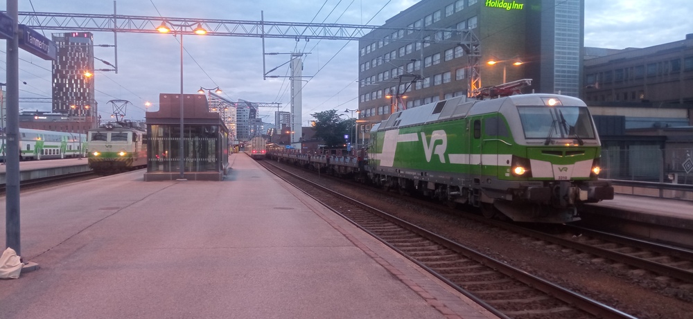 Tampereen yössä 13.6.2024
Raahe-Hämeenlinna -välin teräskelavaunut tyhjinä Raaheen palauttava asiakasjuna on pysähtynyt miehistönvaihdolle Tampereelle. Kello puolta neljää ja Tampereen sähköpäivystäjä on työn touhussa jaotellessaan etelään pyrkivien yöjunien vaunuja. "Sinä menet Helsinkiin, sinä Turkuun, sinä Helsinkiin..."
Avainsanat: op_VR;jt_matkustajajuna;jt_yöjuna;jt_tavarajuna;jt_asiakasjuna;jt_vaihtotyö;jyv_Sr1;jyv_Sr3;jyv_Shmmns-tw;päivystäjä_Tampere