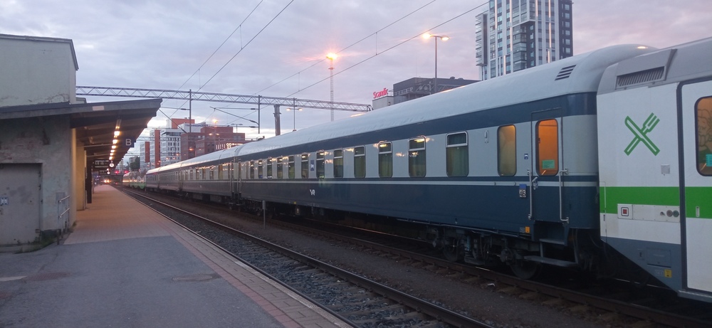 Sinisiä vaunuja Tampereella 13.6.2024
Sentään edes Kolarin yöjunissa näkee vielä näitäkin vaunuvanhuksia. Taustalla häämöttää Tampereen sähköpäivystäjän valot.
Avainsanat: op_VR;jt_matkustajajuna;jt_yöjuna;jyv_CEmt;jyv_Rx;juna_Aurora_Borealis_Express;siniset_vaunut