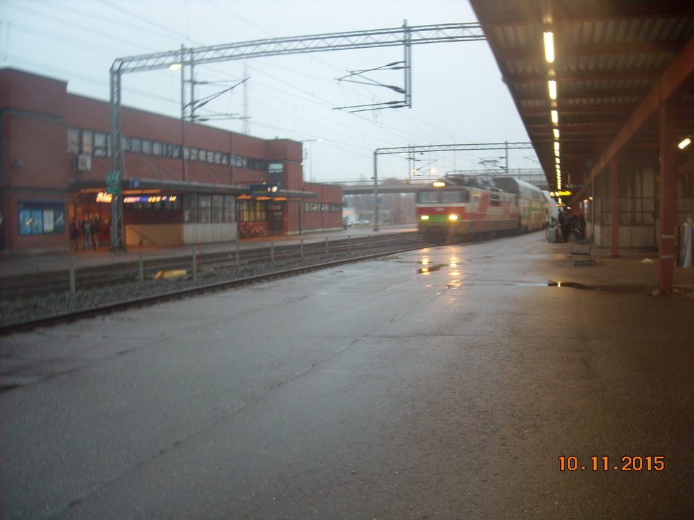 IC 928 Pieksämäellä 10.11.2015
InterCity Oulusta Turkuun saapuu välipysähdykselleen Pieksämäen asemalle. Nykyään ei Turusta pääse suoralla päiväjunalla Ouluun, eikä liioin Pieksämäellekään.
Avainsanat: op_VR;jt_Matkustajajuna;jt_InterCity;jyv_Sr1