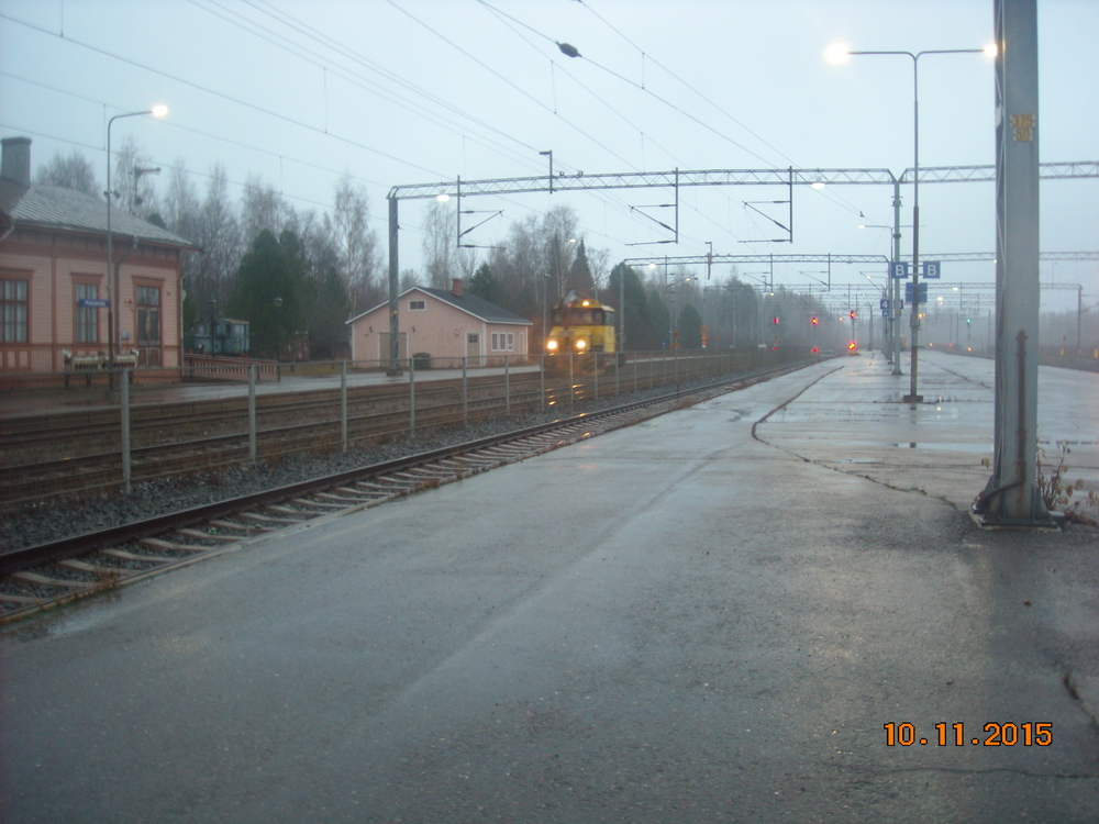Tka8 saapuu Pieksämäelle
Tka8 -ratakuorma-auto saapuu sateiselle Pieksämäen asemalle.
Avainsanat: op_VR;jt_Työjuna;jyv_Tka8