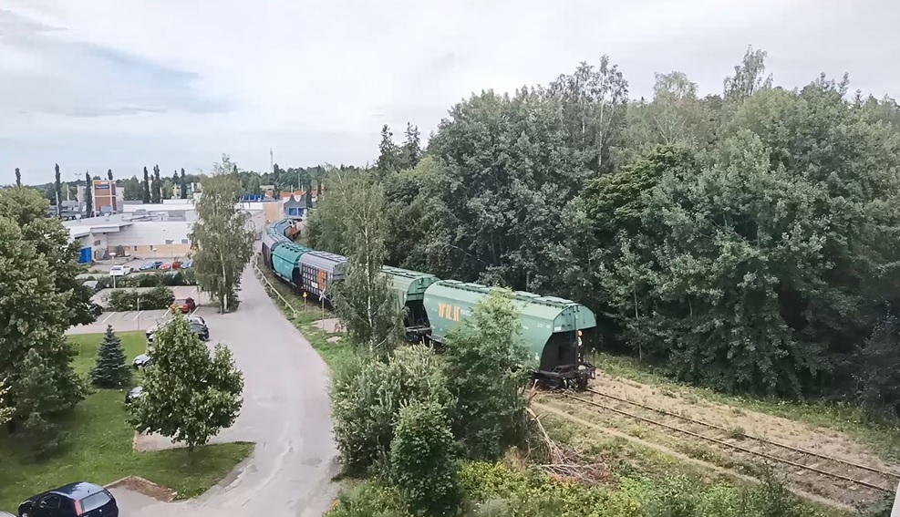 Viljajuna matkalla satamaan 28.7.2020
Hetkeä aiemmin Turusta saapuneen viljajunan... viljavaihtoliikkeen? ...veturi on kieränyt vaunujen toiseen päähän ja nyt matka jatkuu työntämällä Naantalin satamaan.
Avainsanat: op_VR;jt_Vaihtotyö;jyv_Vtad
